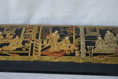 null JAPON Boîte en bois laqué, à décor de scènes de palais. Long.: 28 cm