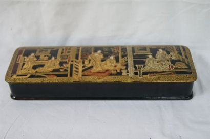 null JAPON Boîte en bois laqué, à décor de scènes de palais. Long.: 28 cm