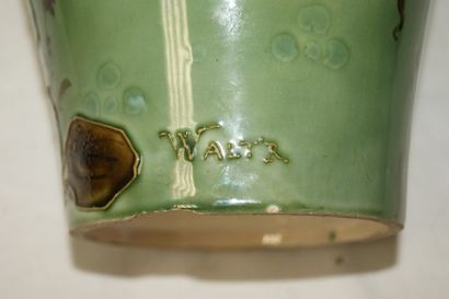 null SEVRES Vase en porcelaine polychrome à décor de magnolias et iris . Signé WALTER....