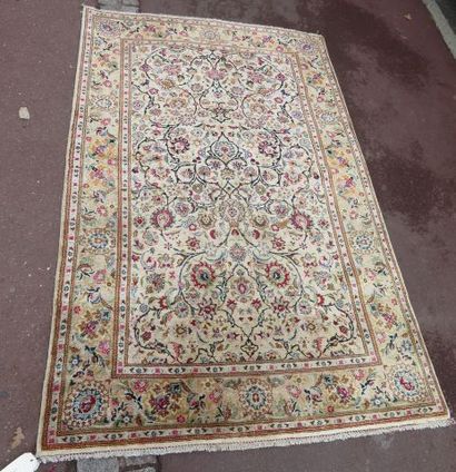 null Tapis kashan en soie à décor de végétaux sur fond beige.210 X 135 cm