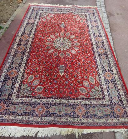 null Tapis Ispahan en laine à décor de végétaux sur fond rouge . 185 x 280 cm