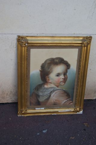 null Ecole française du début du XXe siècle "Portrait d'enfant" Pastel. 43 x 33 cm...