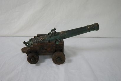 null Canon minitaure en bronze et bois ( reproduction d'un canon français du XVIII...
