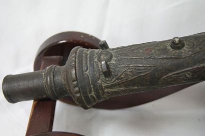 null INDONESIE Canon miniature en bronze (long.: 65 cm), piètement en bois.