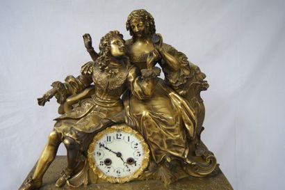 null Pendule en bronze doré, à décor d'une scène galante. Elle repose sur 4 pieds...