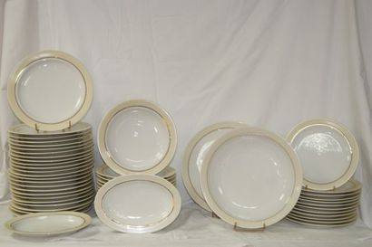 null LIMOGES "Unic" Partie de service en porcelaine blanche à liseré ivoire et réhaut...