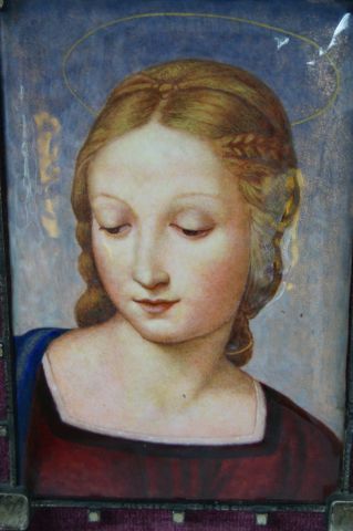 null LIMOGES Plaque en émail, figurant une Vierge d'après Raphaël. 15,5 x 10 cm Cadre...