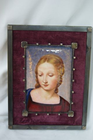 null LIMOGES Plaque en émail, figurant une Vierge d'après Raphaël. 15,5 x 10 cm Cadre...