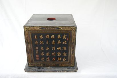 null CHINE Important coffret en bois laqué, à décor de scènes de palais et de calligraphies....