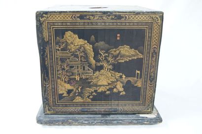 null CHINE Important coffret en bois laqué, à décor de scènes de palais et de calligraphies....