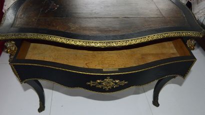 null Petit bureau en bois noirci. Dessus de maroquin (usure). Style Napoléon III...