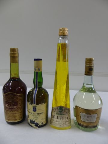 null Lot de 4 bouteilles : 1 Vieille bouteille de Vieux Noyau de Poissy au Gobelet...