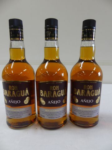 null 3 bouteilles de Rhum Baraguà Anejo de la République Dominicaine (37,5 % vol.,...