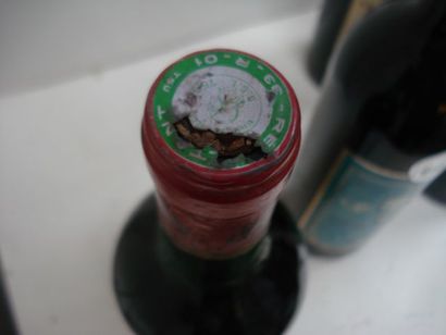 null Lot de 6 bouteilles de vin rouge : Château Baron Bellevue 1989 (LB), Château...