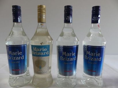 null Lot de 4 vieilles bouteilles : 3 Liqueur Extra Fine, Marie Brizard, Anisette,...