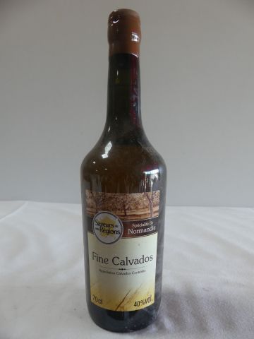 null Vieille bouteille de Fine Calvados, 70 cl, 40 % vol.
