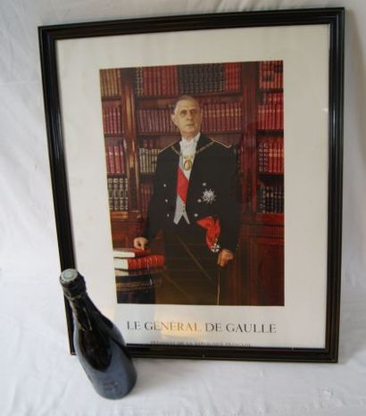 null Lot comprenant une bouteille de champagne Drapier, à l'effigie du Général De...