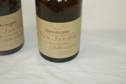 null 2 bouteilles de Vin Jaune, Côtes du Jura, 1999.