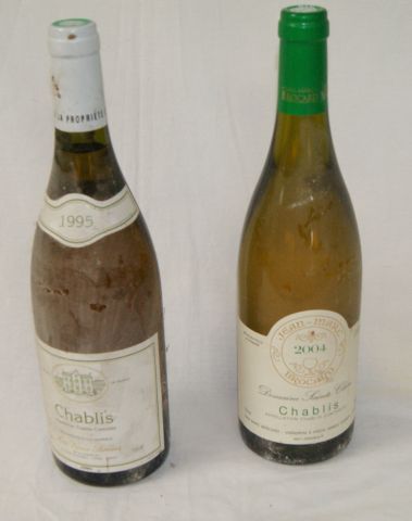 null Lot de 2 bouteilles de Chablis, 1995 et 2004.