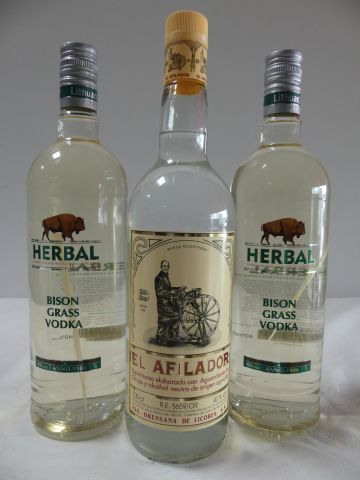 null Lot de 3 bouteilles : 2 bouteilles 100 cl de Vodka, Herbal Bison, Crass Vodka,...