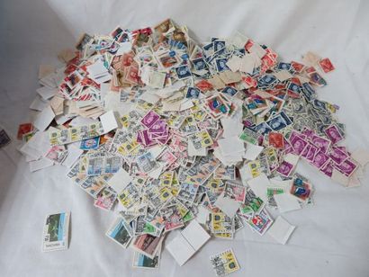 null MONDE Important lot de timbres en vrac dont Afrique , Tunisie , Chypre ...
