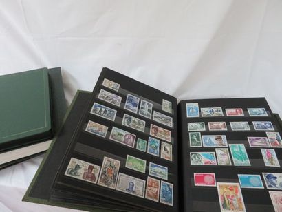 null MONDE Lot de 4 albums de timbres (plus ou moins remplis).
