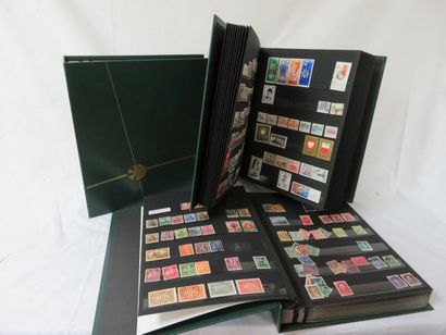 null MONDE Lot de 3 albums de timbres (partiellement remplis)