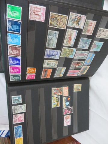 null MONDE Lot de 3 albums de timbres (partiellement remplis)