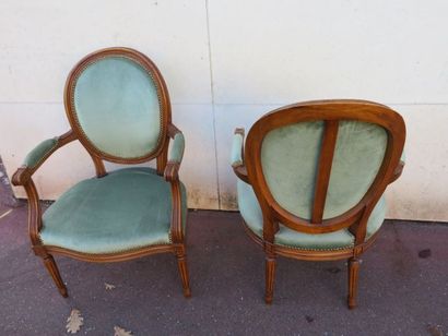 null Paire de fauteuils en bois naturel, dossiers médaillons. Style Louis XVI. Garniture...