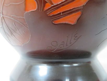 null Vase ovoïde en pâte de verre multicouche avec décor dégagé à l'acide. Signé...