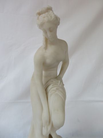 null Sculpture en albâtre, figurant une Baigneuse. Haut.: 37 cm (légère fente au...
