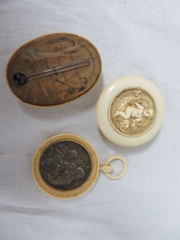null Lot en ivoire, comprenant une boîte ronde, un médaillon et une boît ovale "Thermomètre...