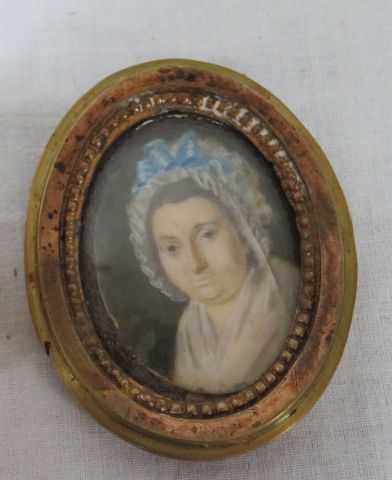null Ecole française du XVIIIe siècle "Femme au bonnet" Miniature en ivoire. Haut.:...