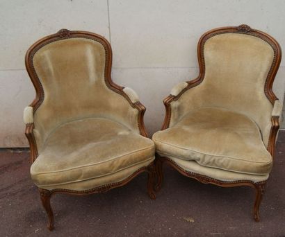 null Paire de fauteuils en bois naturel. Style Louis XV. Garniture de tissu beig...