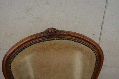 null Paire de fauteuils en bois naturel. Style Louis XV. Garniture de tissu beig...