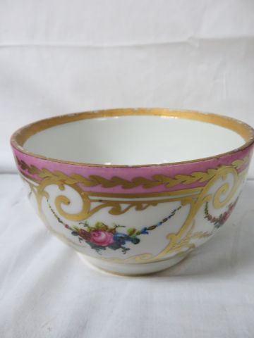 null Coupe en porcelaine polychrome, à décor de guirlandes de fleurs. Porte une marque....