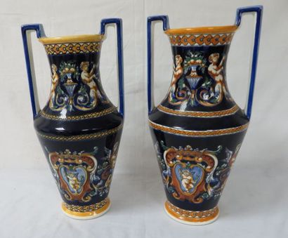 null GIEN Paire de vases à anses en faïence, à décor Renaissance. Haut.: 29 cm (accident...