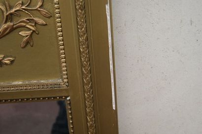 null Trumeau en bois stuqué et doré, à décor d'un médaillon à l'antique. 131 x 74...