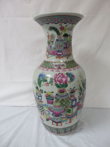 null CHINE Vase en porcelaine blanche, à décor de végétaux. Circa 1900. Haut.: 45...