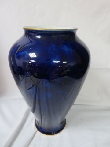 null SEVRES Vase en porcelaine bleue. Daté 1905. Haut.: 28 cm
