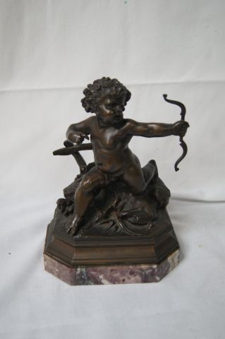 null D'après Gustave DORE Sujet en bronze à patine rouge présentant un cupidon sur...