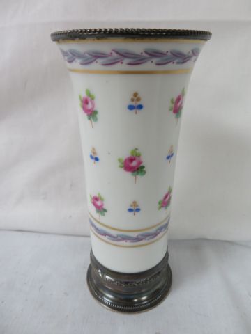null SEVRES (?) Vase en porcelaine blanche à décor de fleurs, monté en argent (Minerve)....