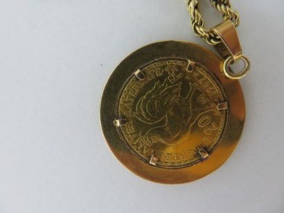 null Pièce de 20 francs en or jaune, 1907. Monté en pendentif, avec sa chaîne. Poids...