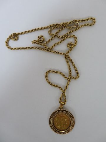null Pièce de 20 francs en or jaune, 1907. Monté en pendentif, avec sa chaîne. Poids...
