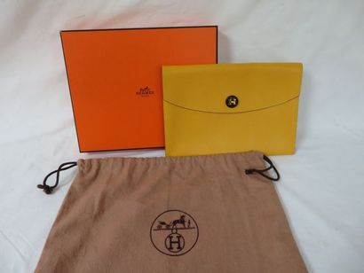 null HERMES Pochette en cuir moutarde. 17 x 24 cm Etat neuf, dans sa boîte, avec...