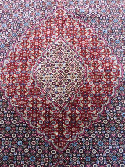 null Tapis Tebriz en laine et soie, à décor géométrique rouge et bleu. 282 x 205...