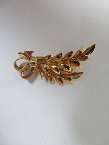 null Broche en or jaune, en forme de feuille. Poids : 6,99 g