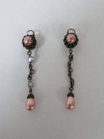 null Paire de clips d'oreilles pendants à décor de perles fantaisie.