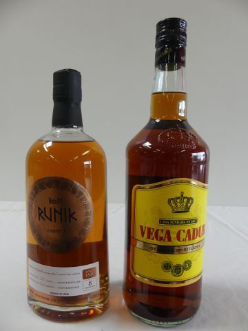 null Lot de 2 bouteilles : 1 Rhum Runik Copper 8 ans d'âge, 70 cl 42,8 % vol. et...
