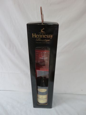 null Bouteille de Cognac Hennessy Privilege, 750 ml. Dans sa boîte, avec un verr...